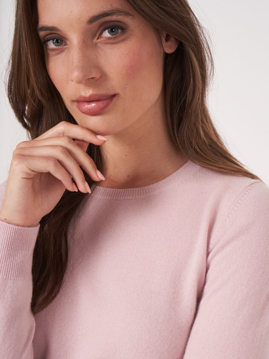 Basic organic cashmere sweater with round neckline image number 75