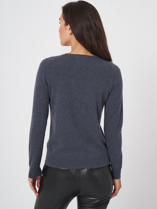 Basic organic cashmere sweater with round neckline