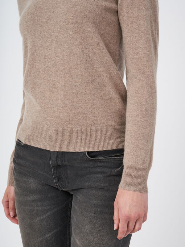 Basic organic cashmere sweater with round neckline image number 2