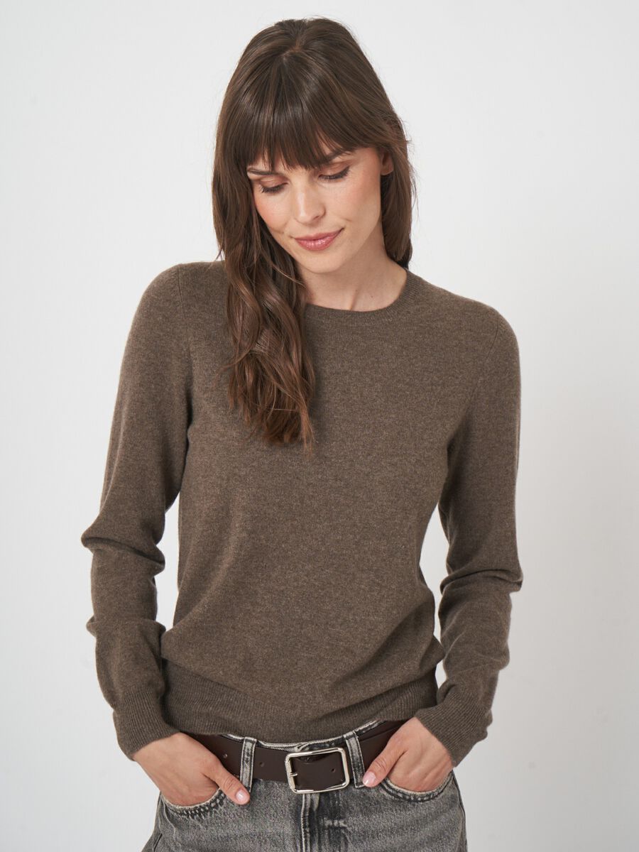 Basic organic cashmere sweater with round neckline image number 2