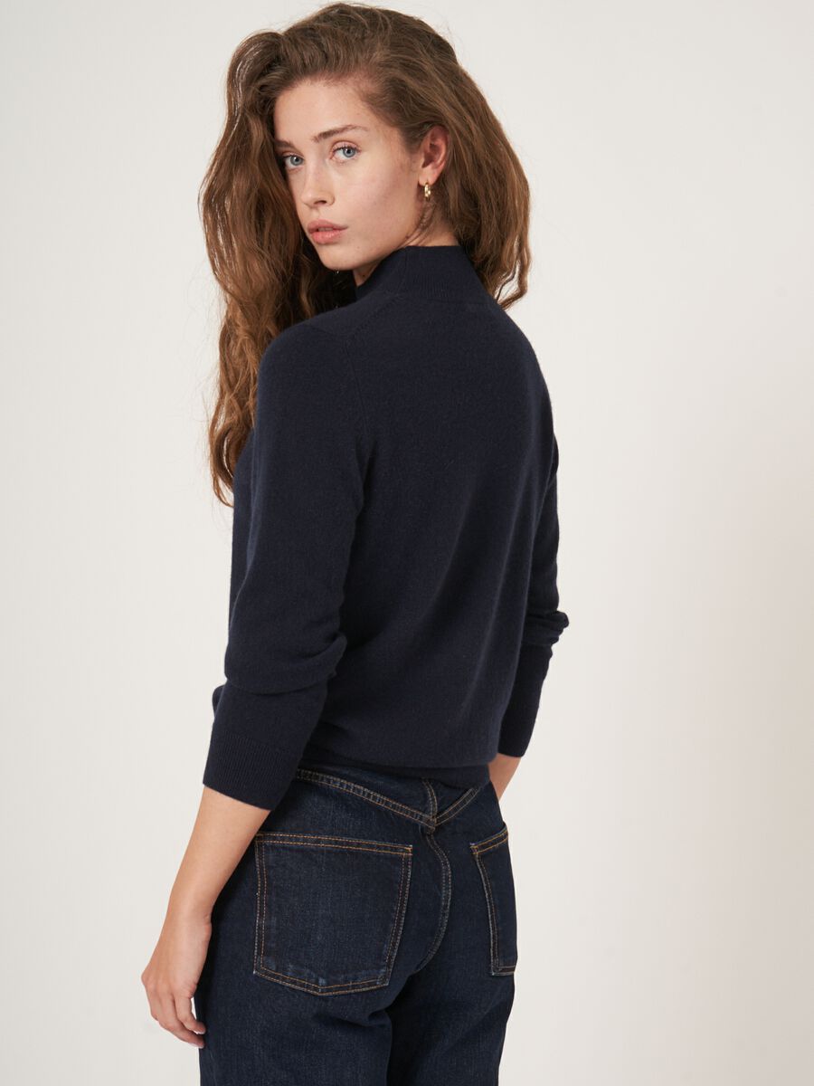 Feinstrickpullover aus Bio-Kaschmir mit geripptem Stehkragen image number 1