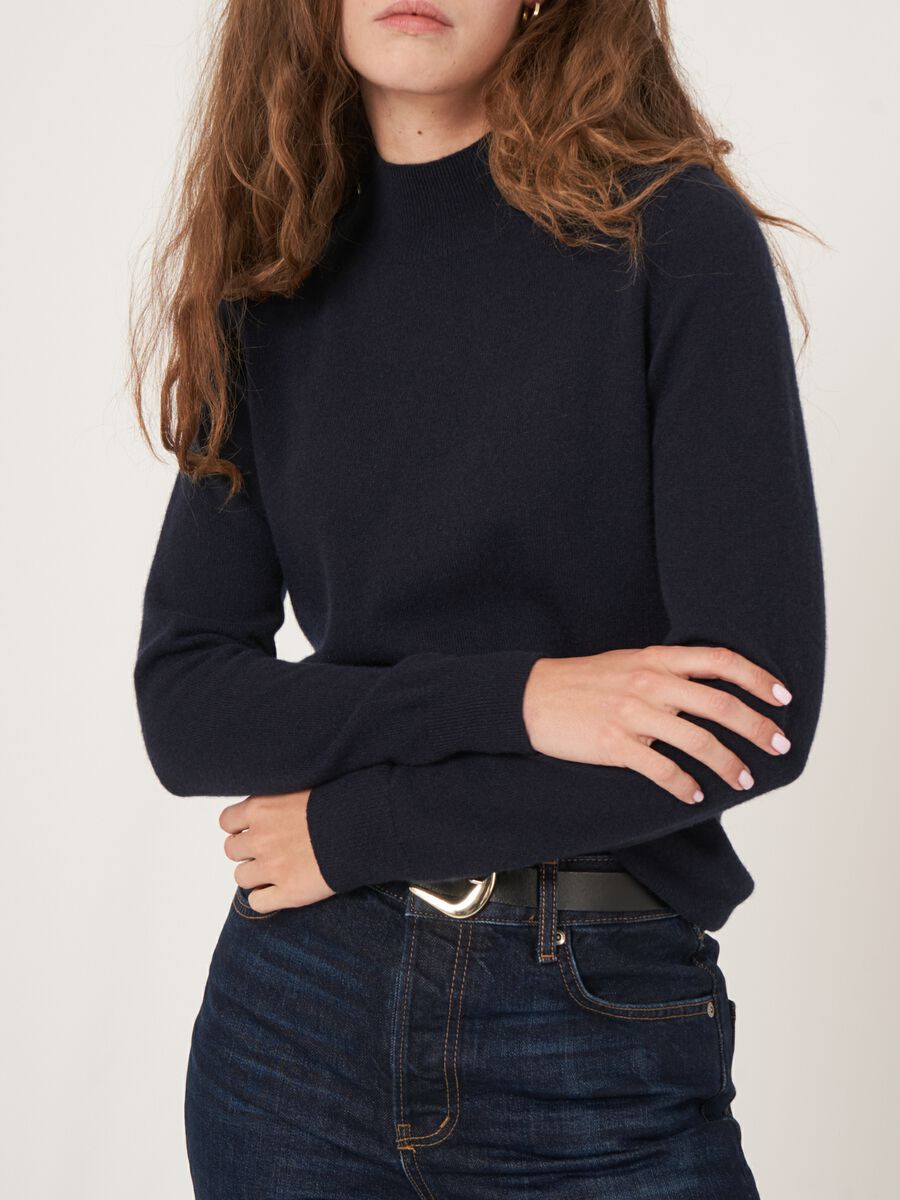 Feinstrickpullover aus Bio-Kaschmir mit geripptem Stehkragen image number 2