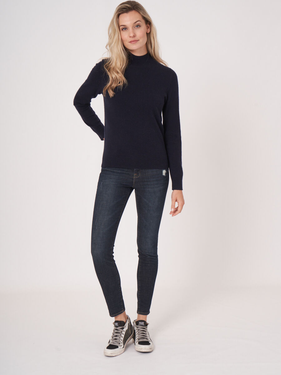 Feinstrickpullover aus Bio-Kaschmir mit geripptem Stehkragen image number 4