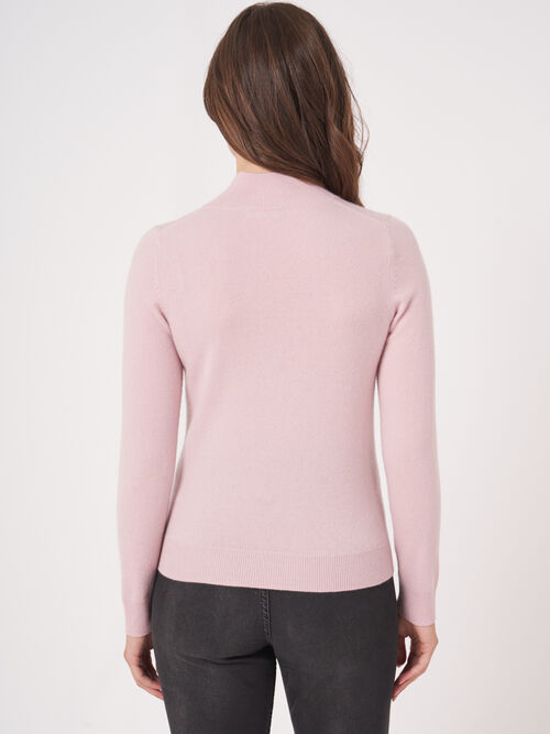 Feinstrickpullover aus Bio-Kaschmir mit geripptem Stehkragen