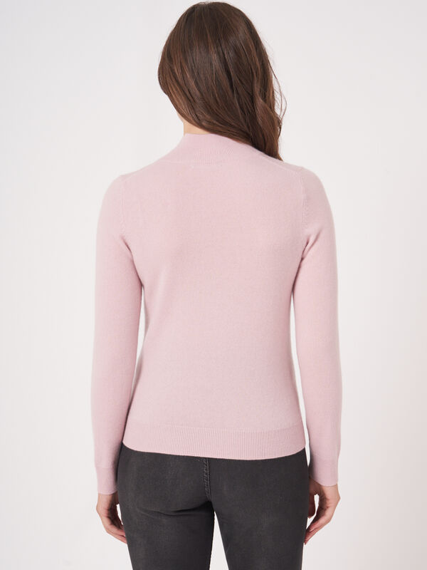 Feinstrickpullover aus Bio-Kaschmir mit geripptem Stehkragen image number 1