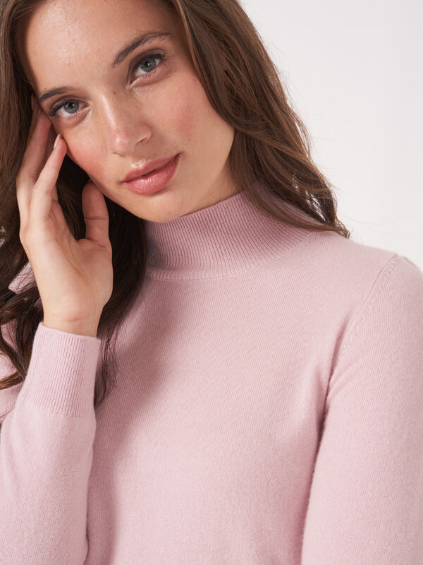 Feinstrickpullover aus Bio-Kaschmir mit geripptem Stehkragen image number 2