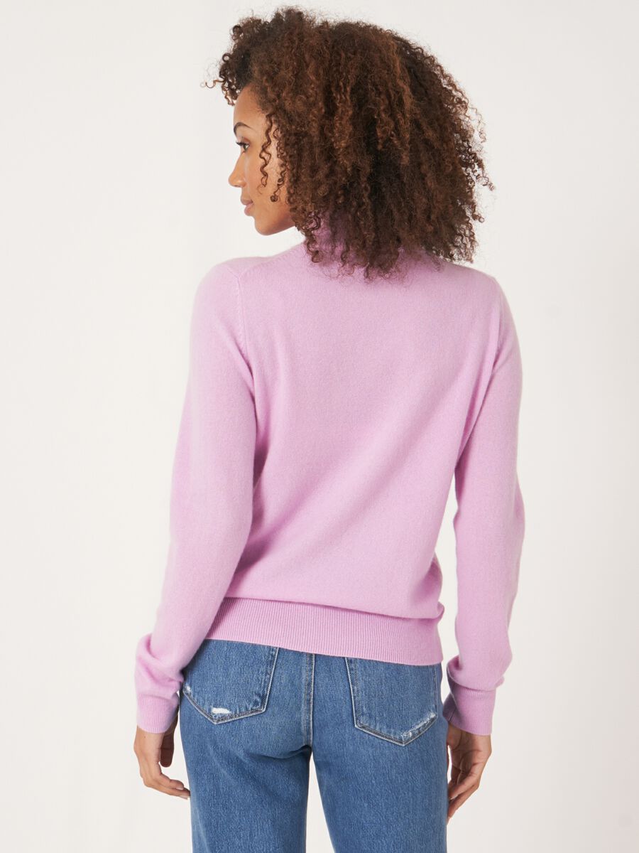 Feinstrickpullover aus Bio-Kaschmir mit geripptem Stehkragen image number 2