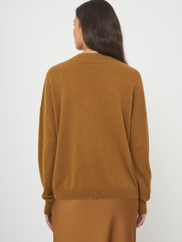 Trui met geribde V-hals en zakken van biologisch cashmere image number 1