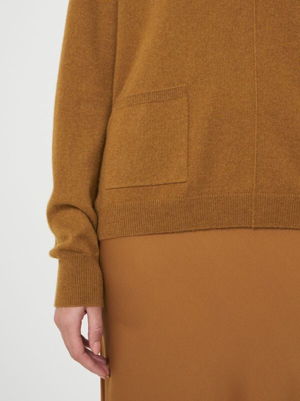 Trui met geribde V-hals en zakken van biologisch cashmere image number 2