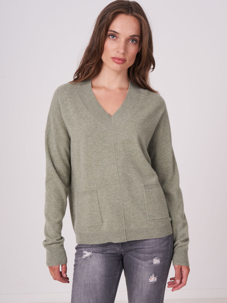 Cashmere V-neck sweater with pockets image number 0