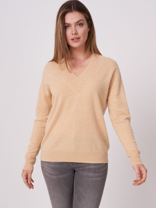 Basic cashmere trui met diepe V-hals