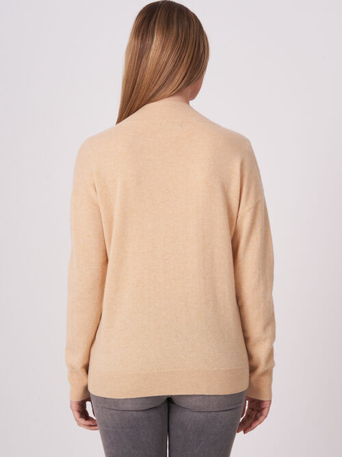 Basic-Kaschmir-Pullover mit tiefem V-Ausschnitt