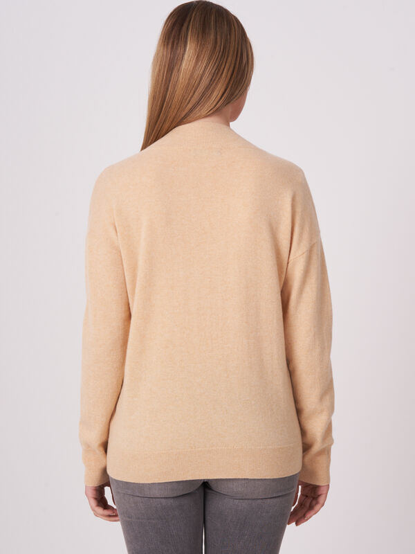 Basic cashmere trui met diepe V-hals image number 1