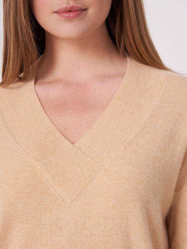 Basic cashmere trui met diepe V-hals image number 2