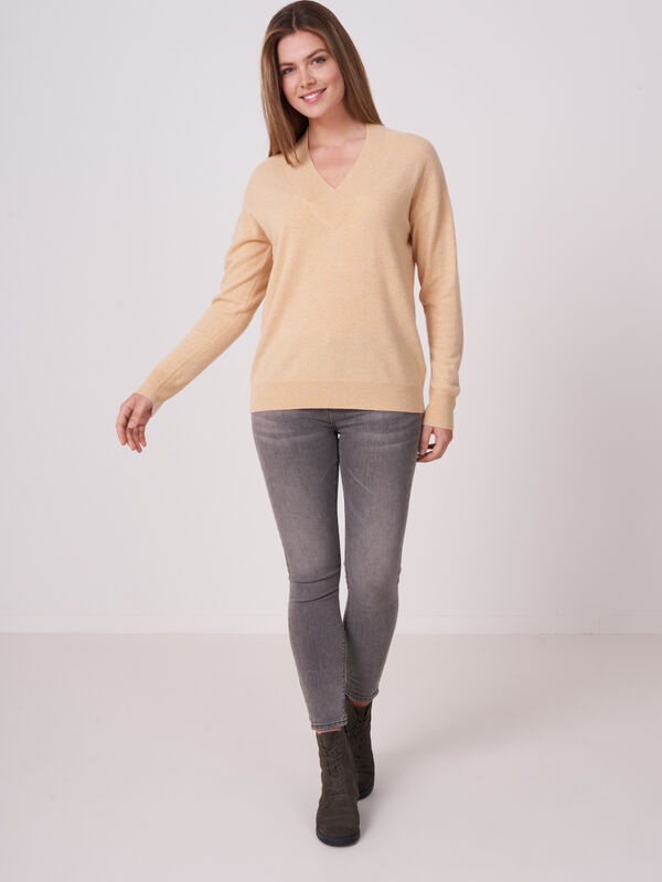 Basic cashmere trui met diepe V-hals image number 3