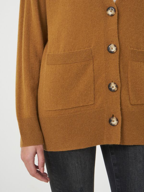 Kaschmir-Strickjacke mit V-Ausschnitt und Taschen image number 2