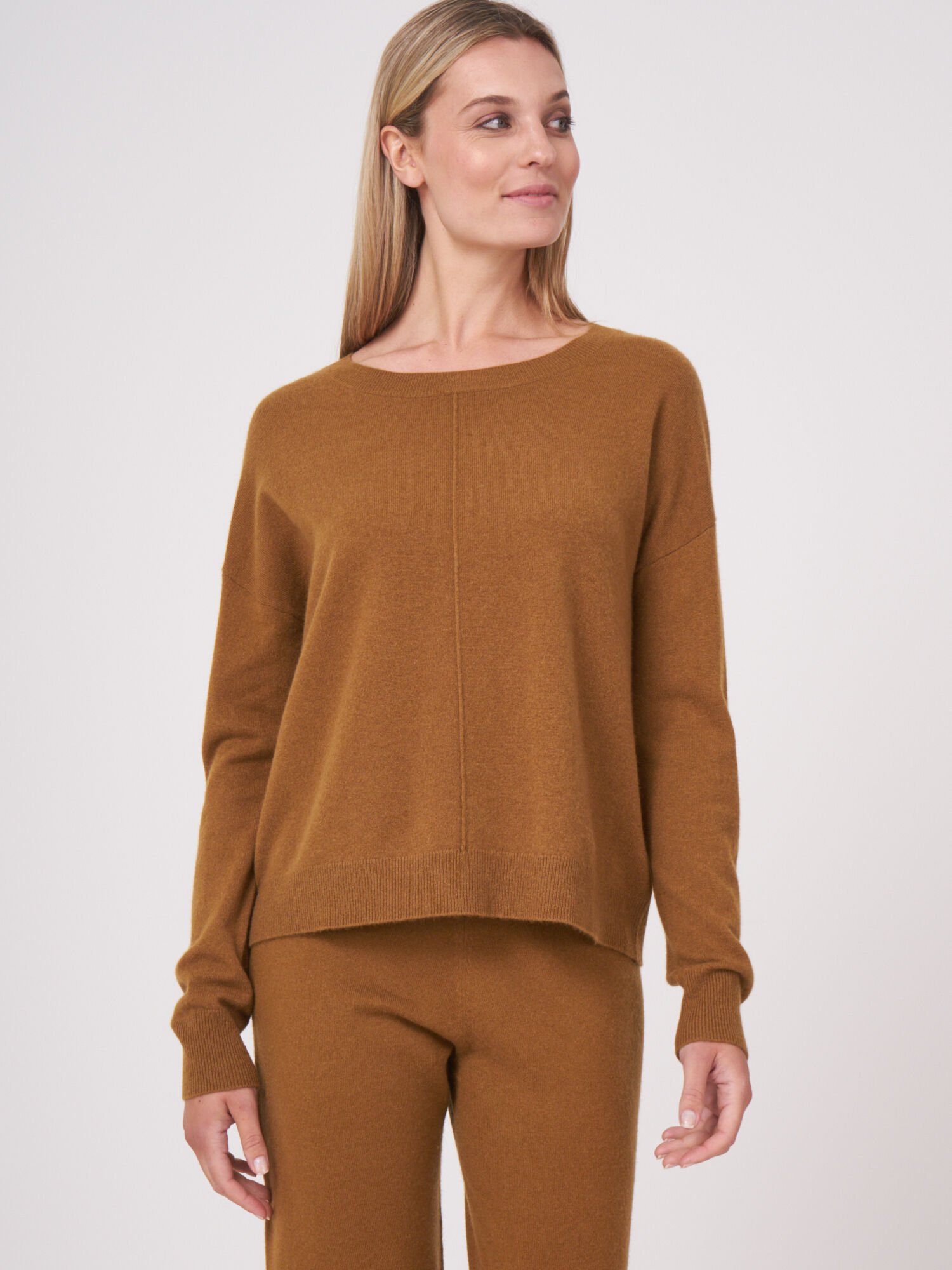 Casual cashmere trui met geribde boothals