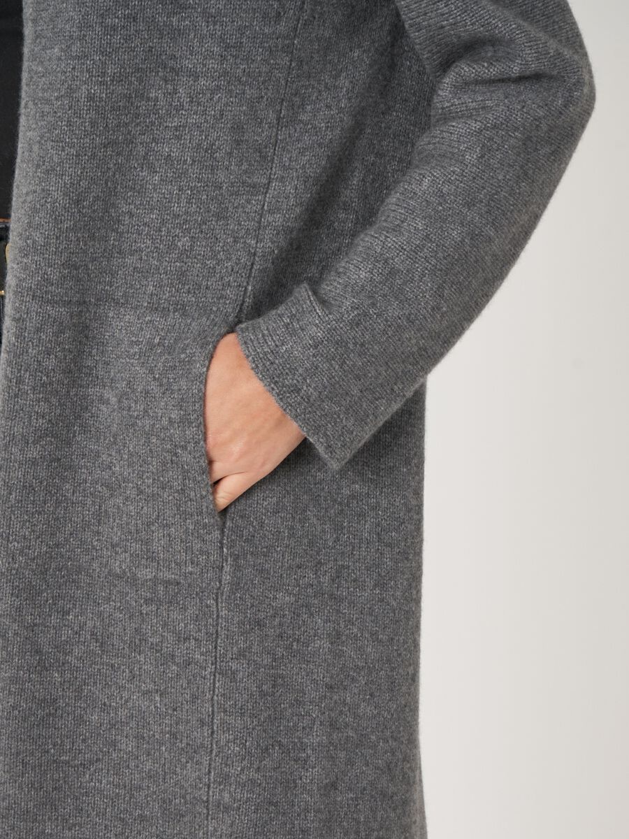 Luxurious chunky knit cashmere cardigan image number 29