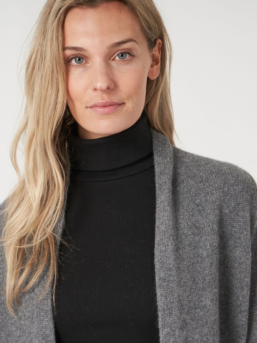 Luxurious chunky knit cashmere cardigan image number 30