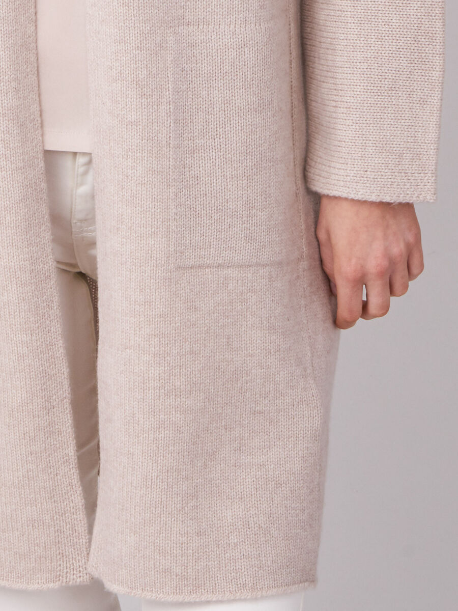 Luxurious chunky knit cashmere cardigan image number 34