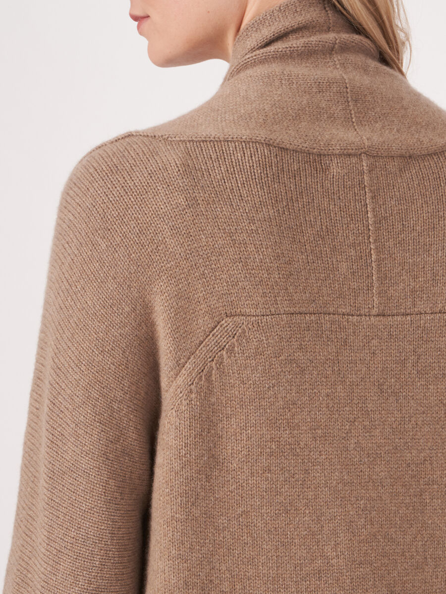 Luxurious chunky knit cashmere cardigan image number 47