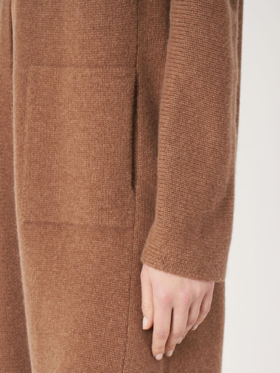 Luxurious chunky knit cashmere cardigan image number 40