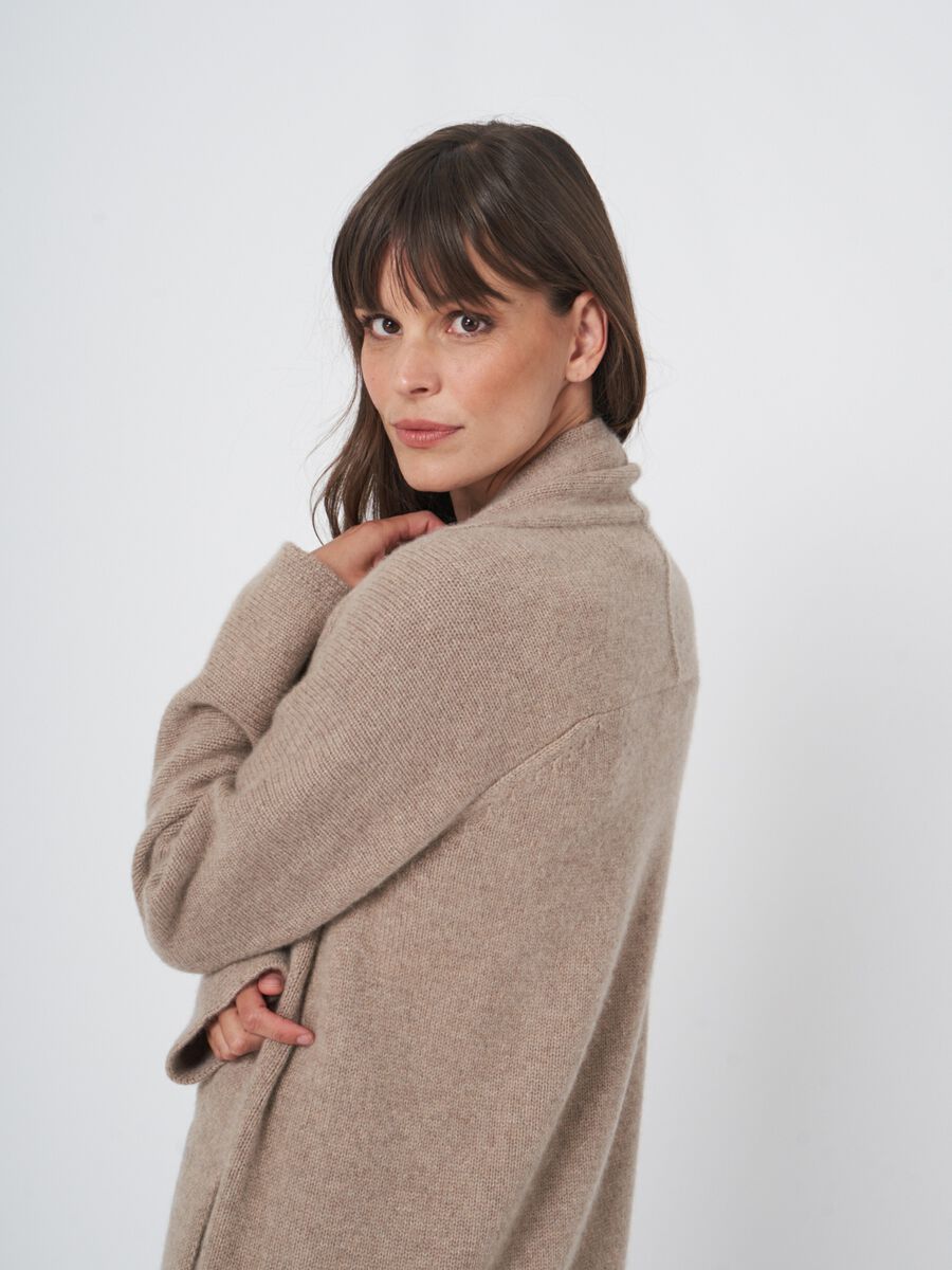 Luxurious chunky knit cashmere cardigan image number 4