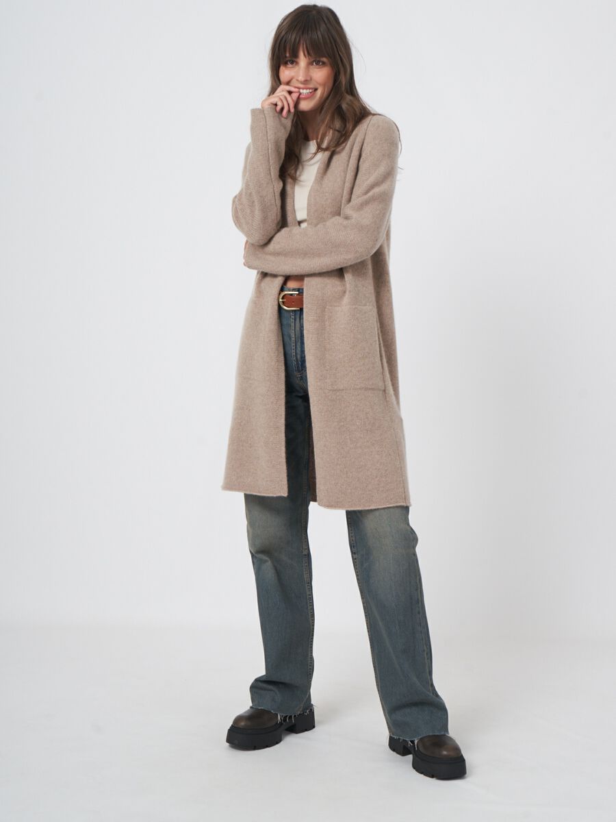 Luxurious chunky knit cashmere cardigan image number 5