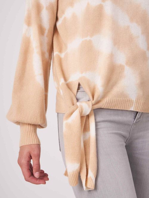 Trui met tie-dye print en knoop aan de zoom van biologische cashmere