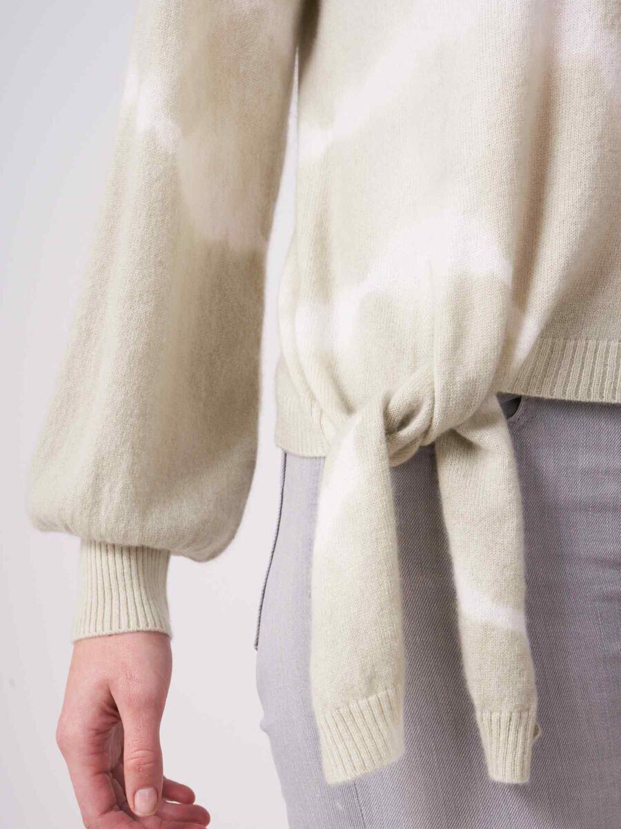 Trui met tie-dye print en knoop aan de zoom van biologische cashmere image number 3