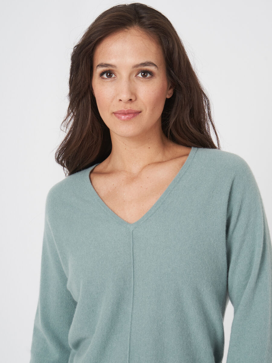 Cashmere trui met V-hals en vleermuismouwen image number 2