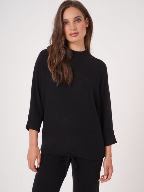 Oversized cashmere trui met opstaande kraag en zoom met trekkoord