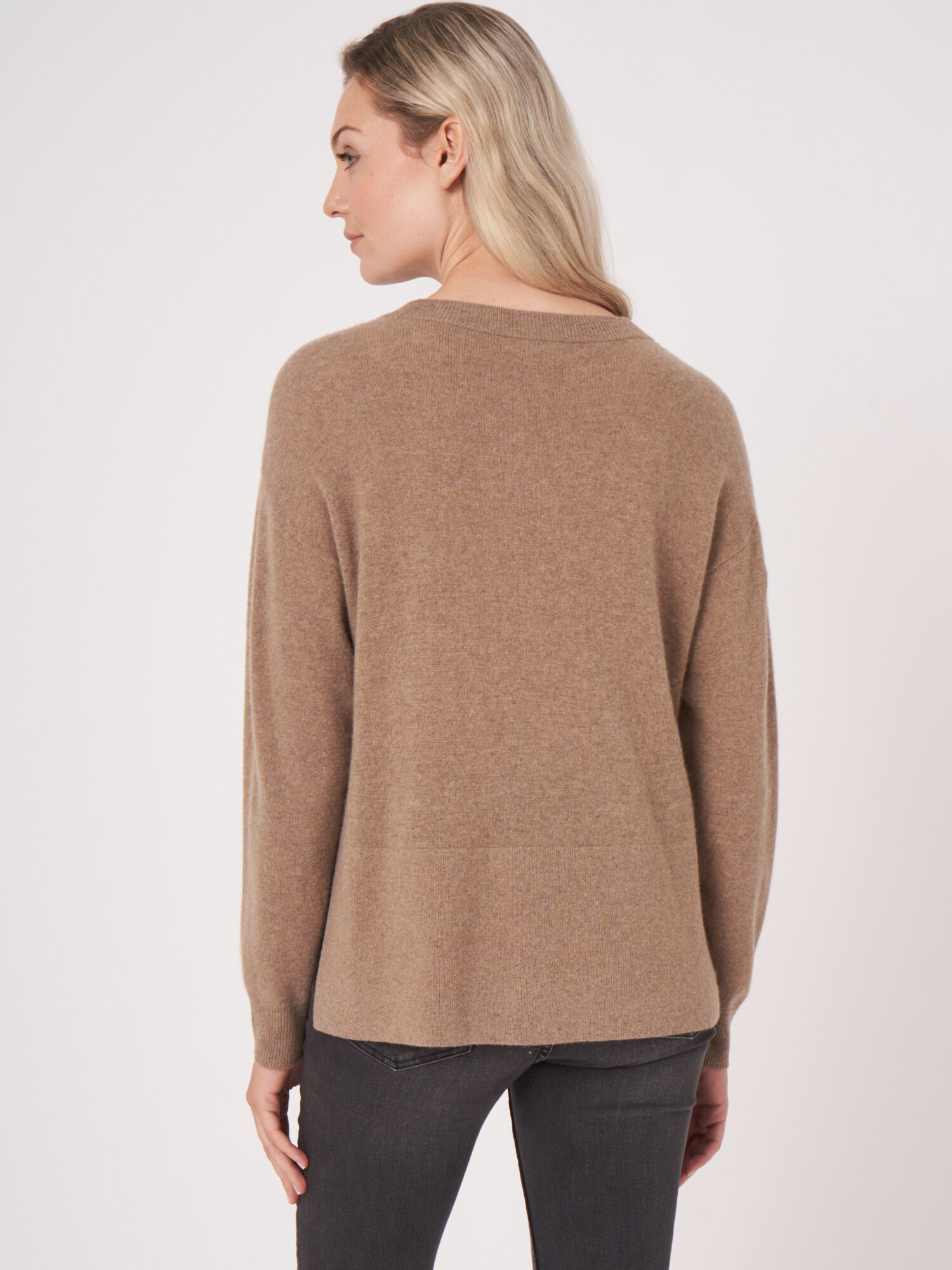 Organic cashmere sweater with ribbed hem and slits