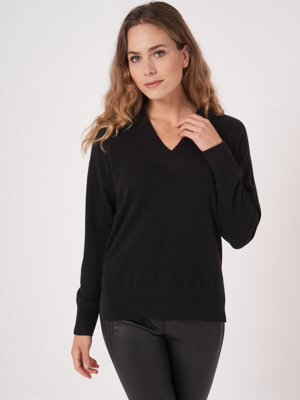 Cashmere trui met diepe V-hals image number 0