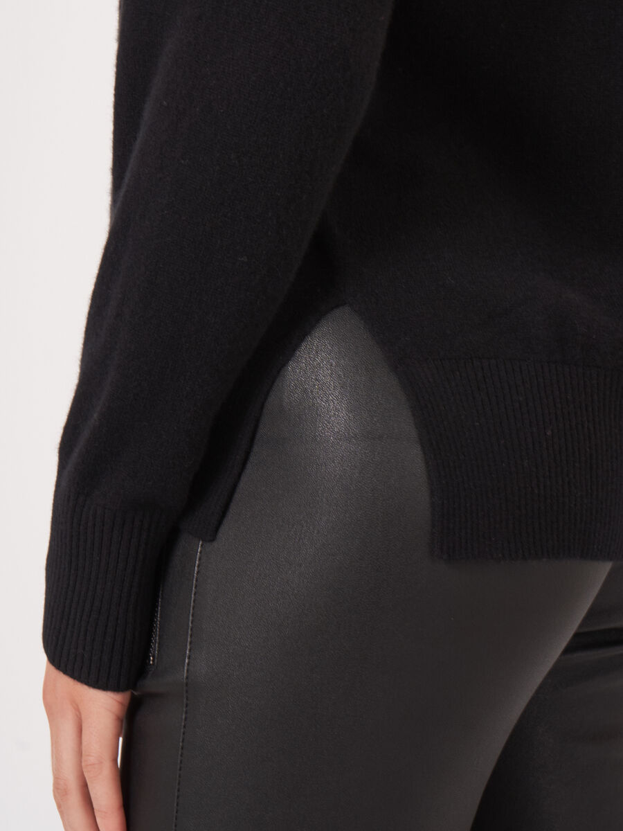 Bio-Kaschmir-Pullover mit tiefem V-Ausschnitt image number 3