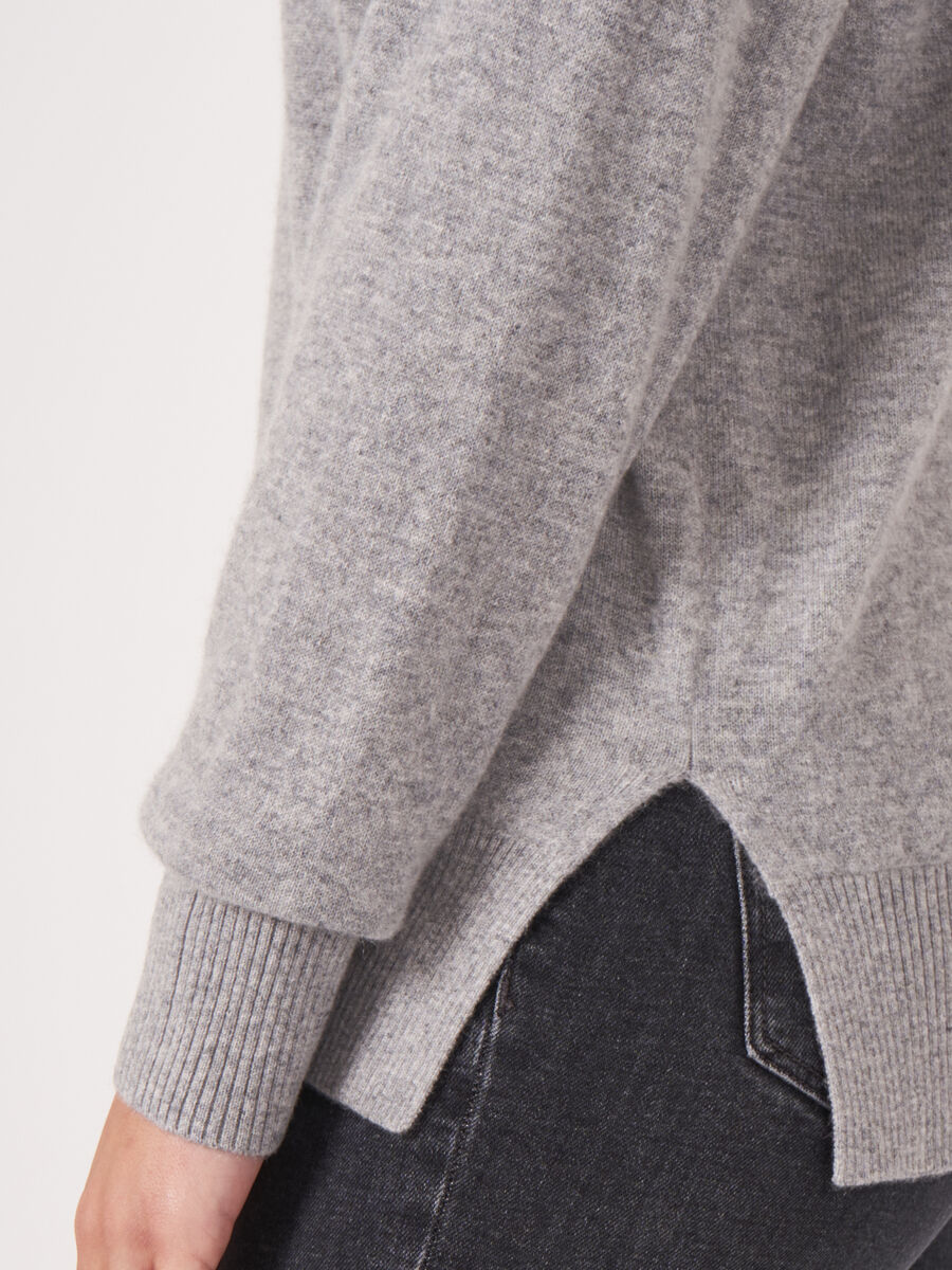 Pull en cachemire à col en V profond image number 15