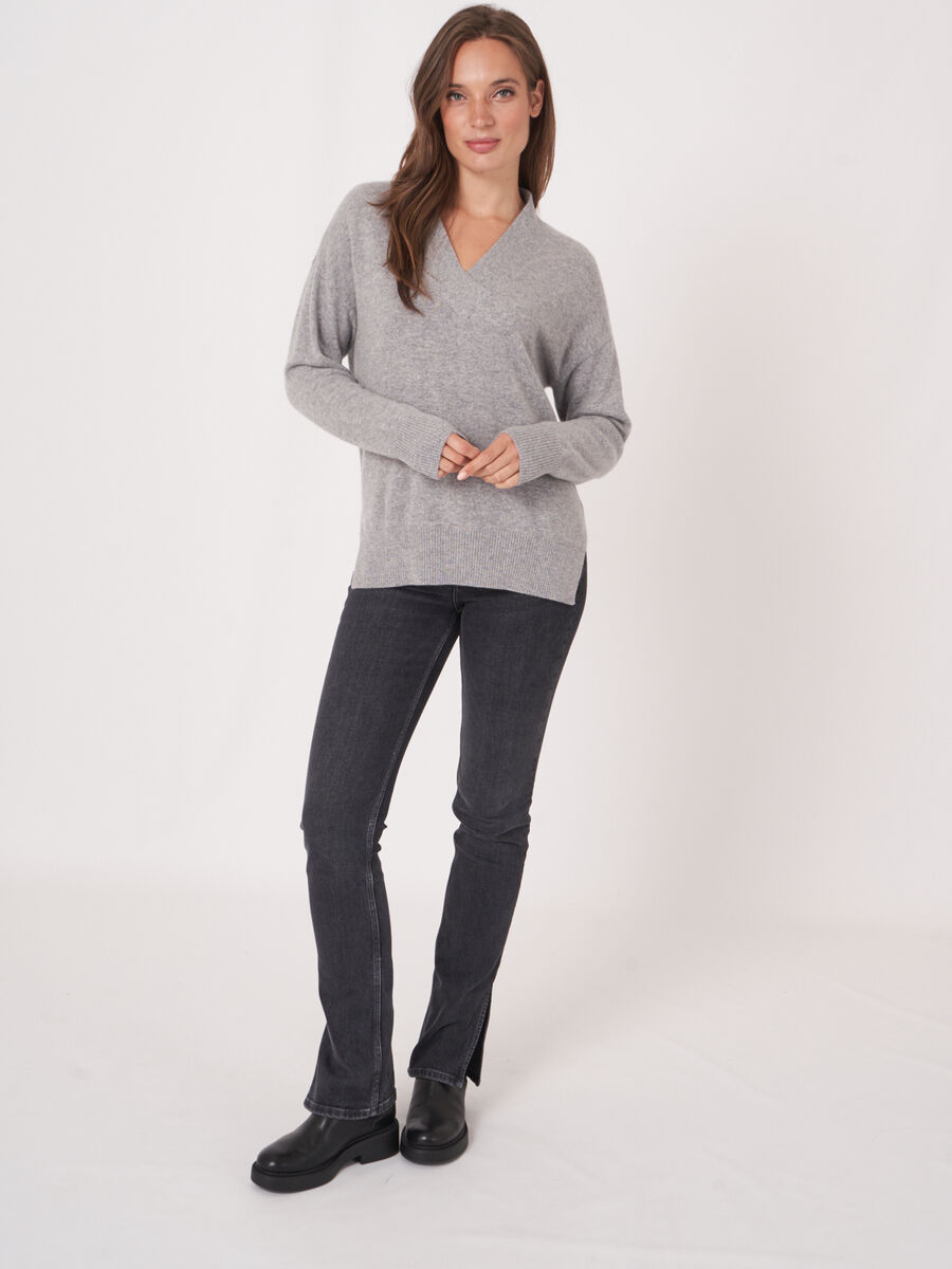 Pull en cachemire à col en V profond image number 16