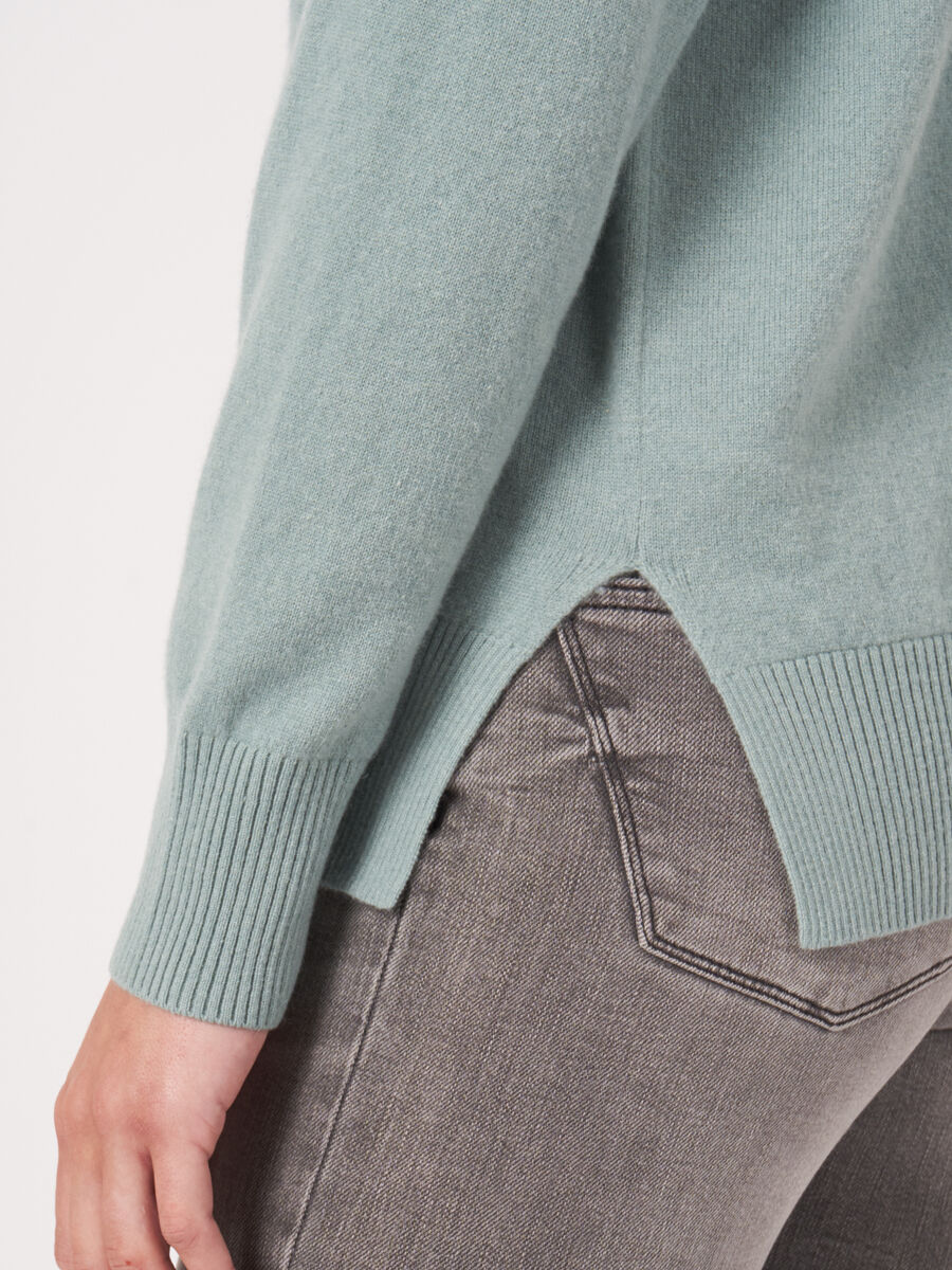 Pull en cachemire à col en V profond image number 20