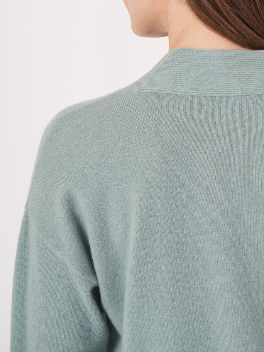 Pull en cachemire à col en V profond image number 21