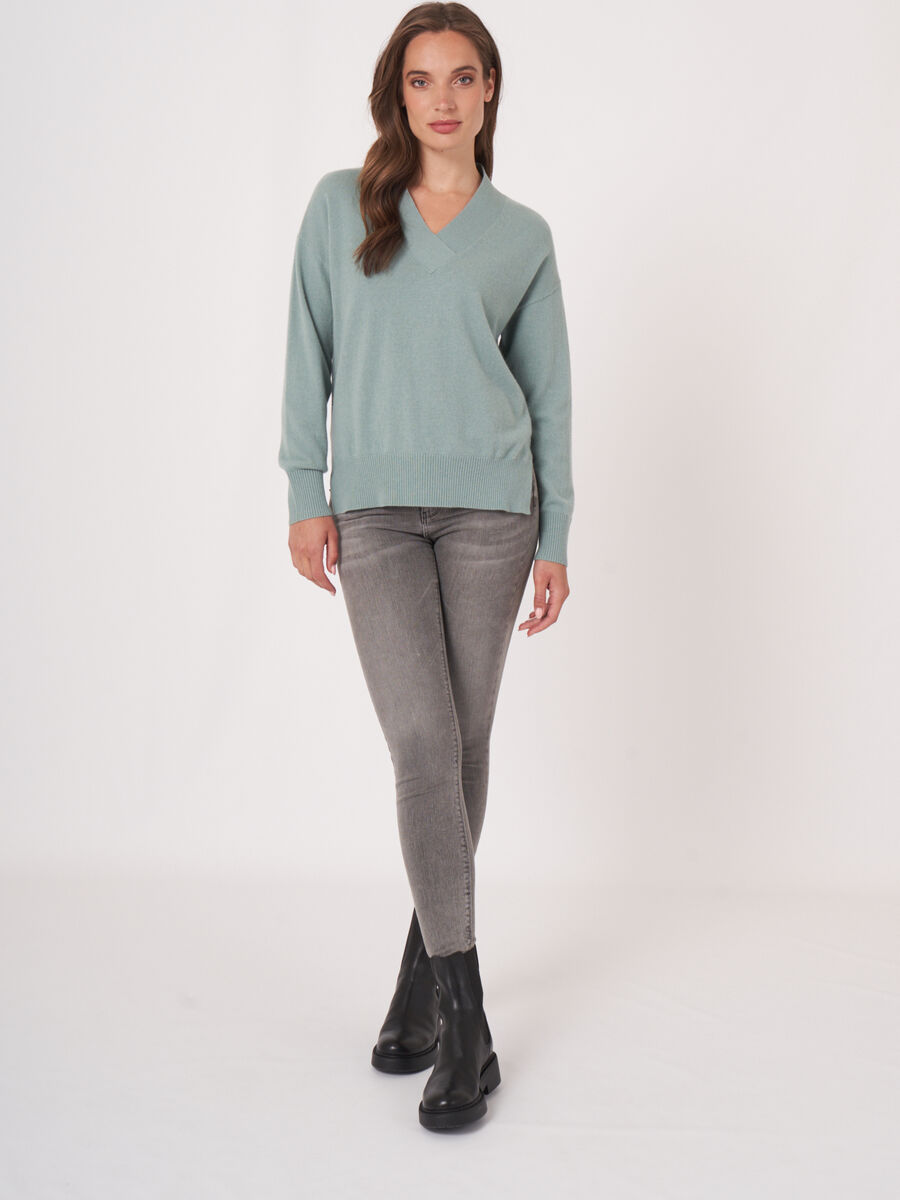 Pull en cachemire à col en V profond image number 22