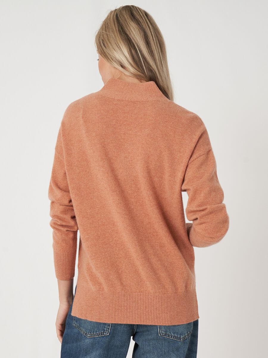 Pull en cachemire à col en V profond image number 1