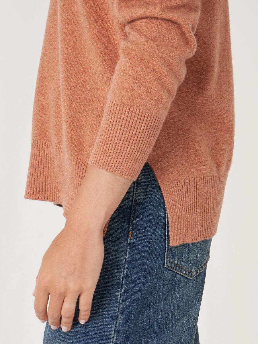 Pull en cachemire à col en V profond image number 2