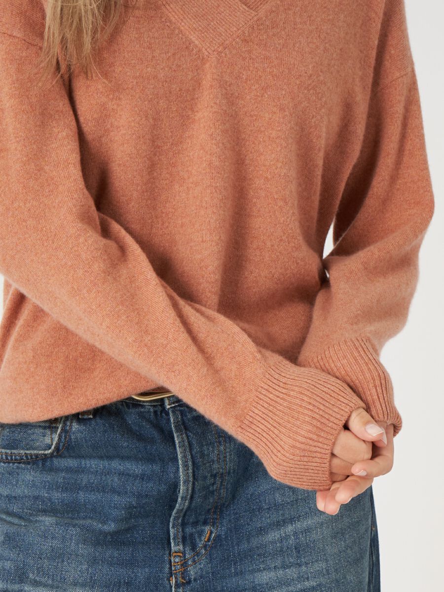 Pull en cachemire à col en V profond image number 3