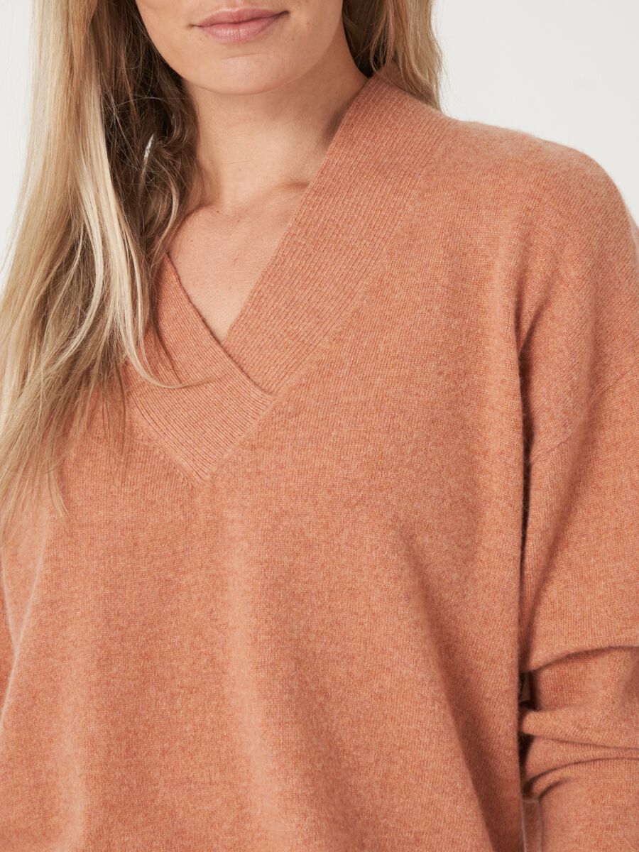 Pull en cachemire à col en V profond image number 4