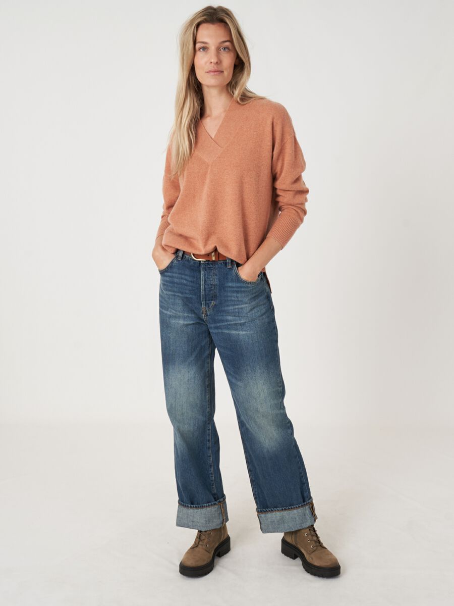 Pull en cachemire à col en V profond image number 5