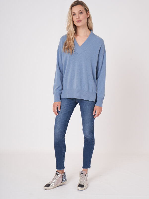 Cashmere trui met diepe V-hals image number 4