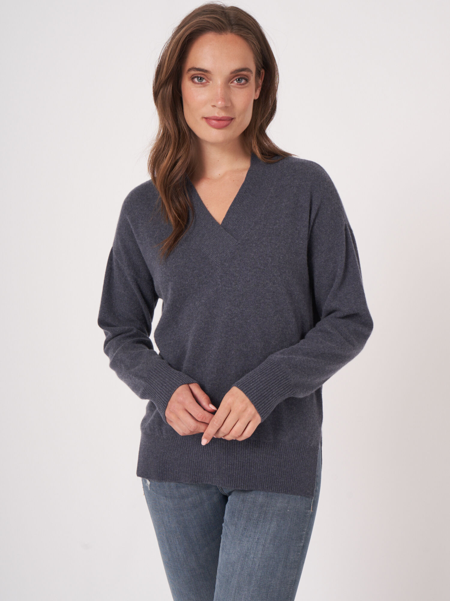 Women's Deep V-neck cashmere sweater | REPEAT cashmere