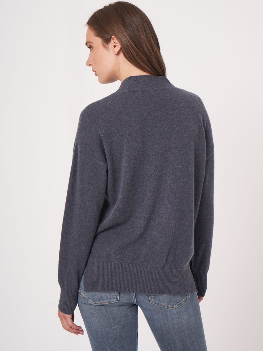 Pull en cachemire à col en V profond image number 29