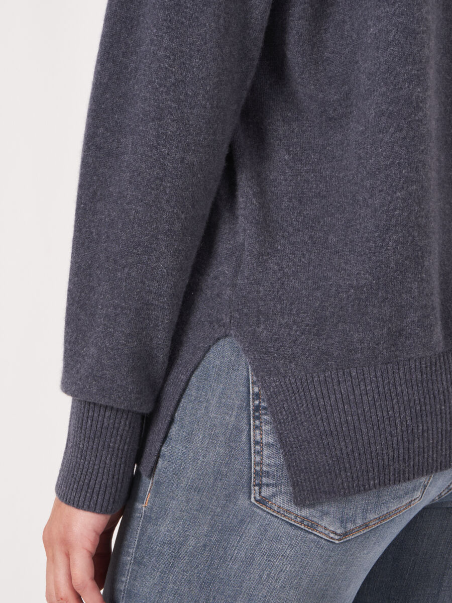 Pull en cachemire à col en V profond image number 31