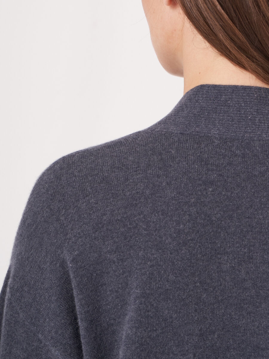 Pull en cachemire à col en V profond image number 32